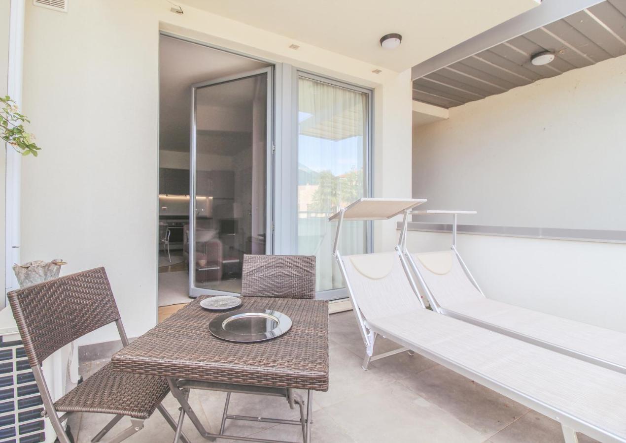 Residenza I Melograni - Suite โดมาโซ ภายนอก รูปภาพ